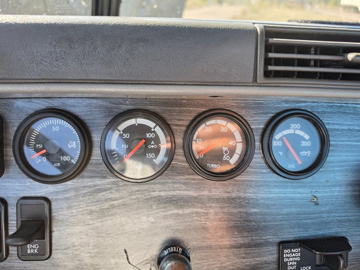 2016-freightliner-columbia-120-image-54