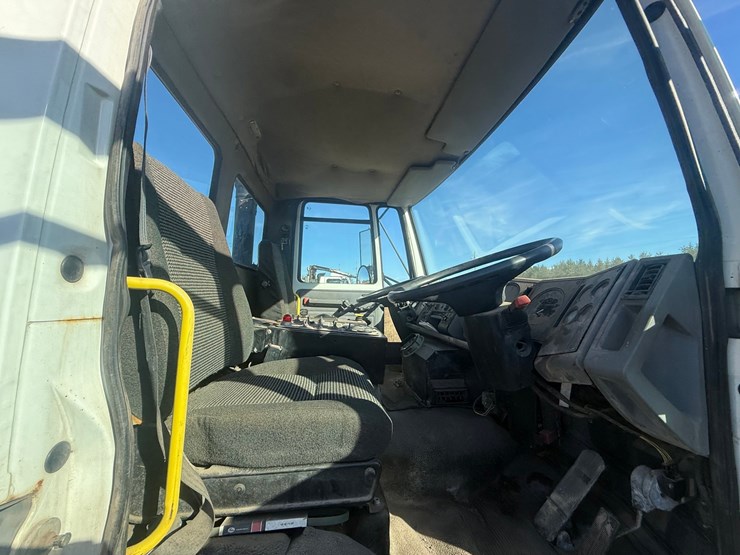 2002-freightliner-fc70-image-67