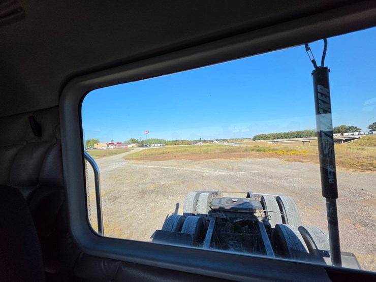 2016-freightliner-columbia-120-image-68