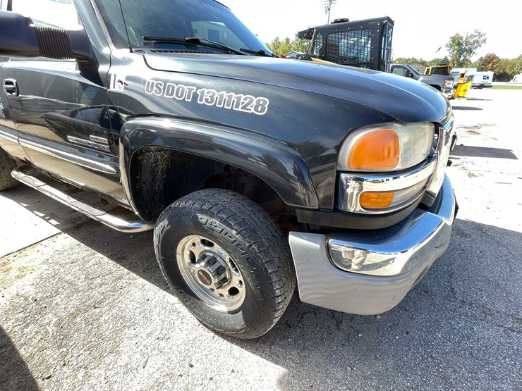 2004-gmc-2500hd-image-35