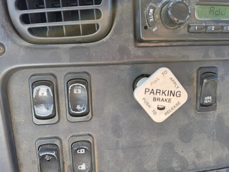 2011-freightliner-m2-106-image-81
