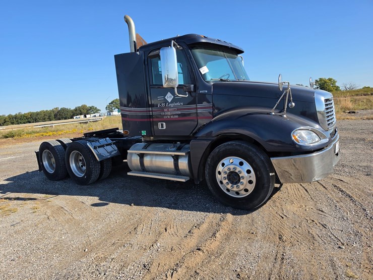 2016-freightliner-columbia-120-image-19