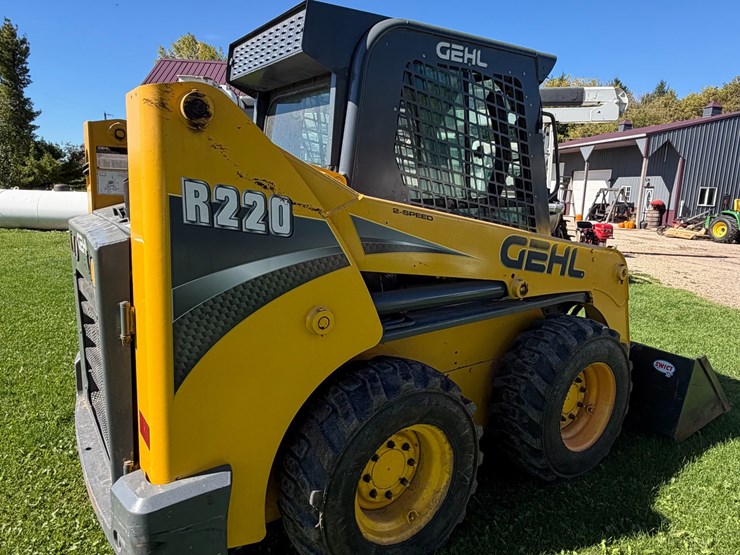 2018-gehl-r220-image-3