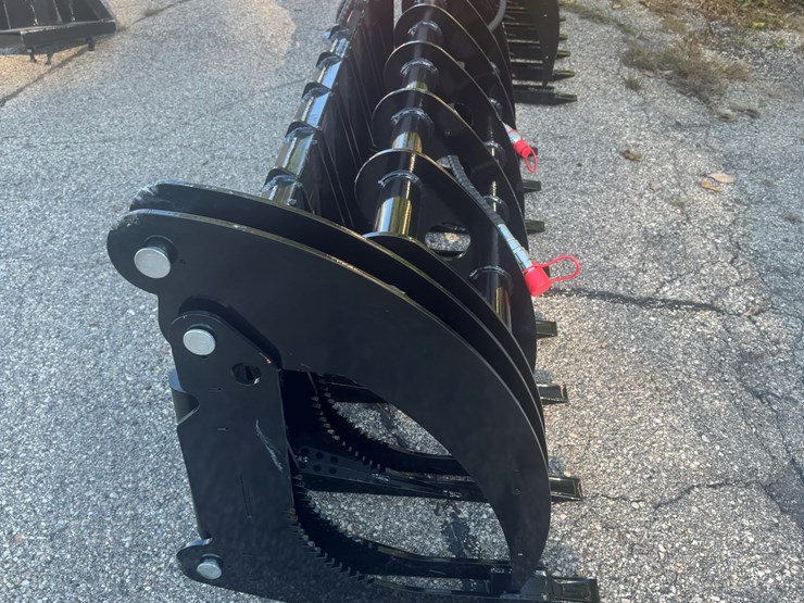future-skid-steer-grapple-/-curved-log-grapple-image-4
