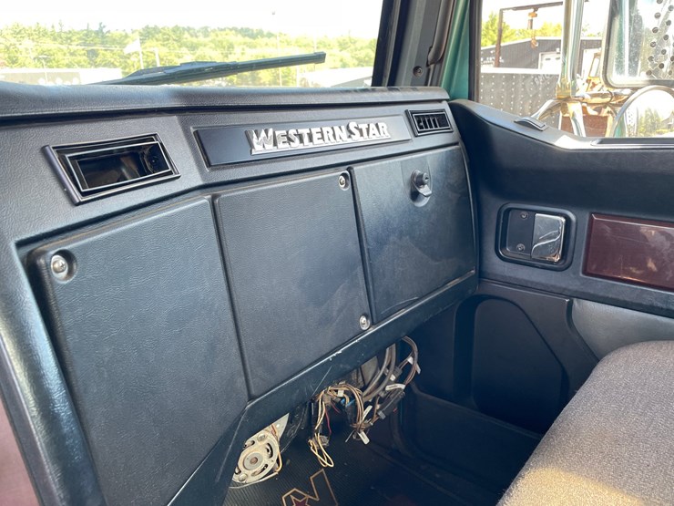 2015-western-star-4900sb-image-85