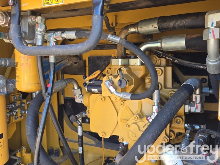 2019-caterpillar-352-image-49