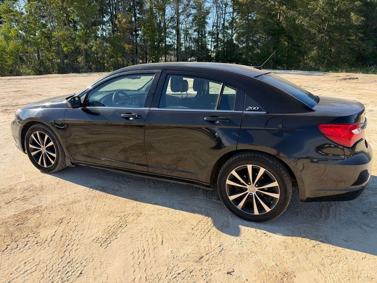 2014-chrysler-200-s-4-door-sedan-(150,748-miles)-image-2