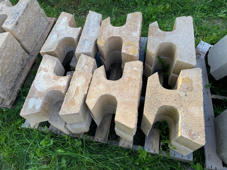 #3199-•-(2)-pallets-of-interlocking-concrete-retaining-wall-blocks-image-5