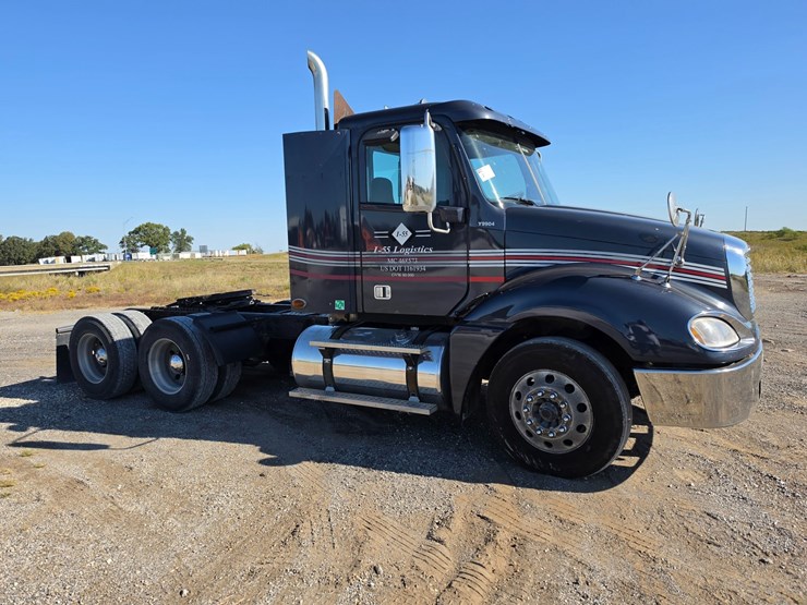 2016-freightliner-columbia-120-image-20