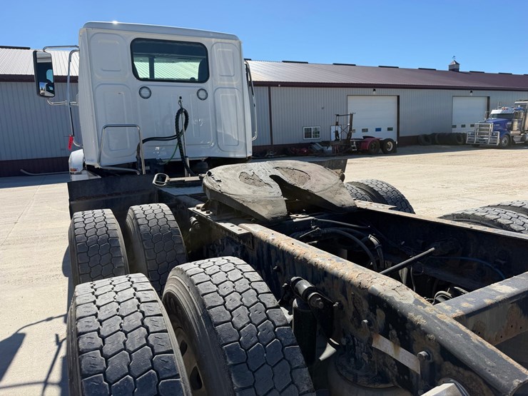 #1726-•-2019-western-star-day-cab-truck-tractor-image-33