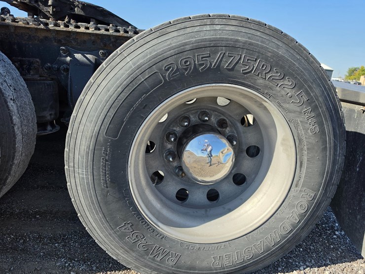 2016-freightliner-columbia-120-image-107