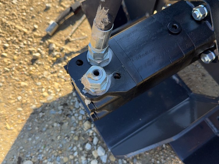unused-2026-skid-steer-hydraulic-rotary-tiller-attachment-...-broken-hydraulic-line-view-photos-image-5