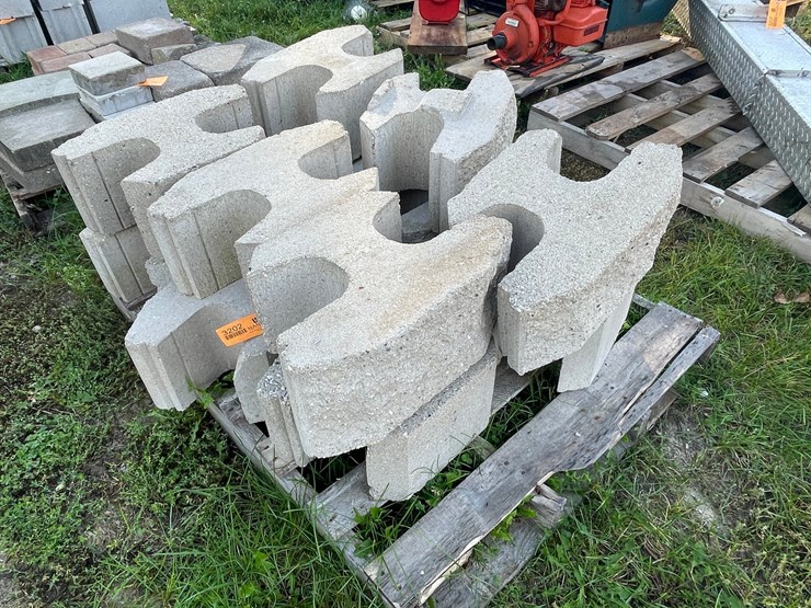 #3202-•-pallet-of-interlocking-concrete-retaining-wall-blocks-image-1