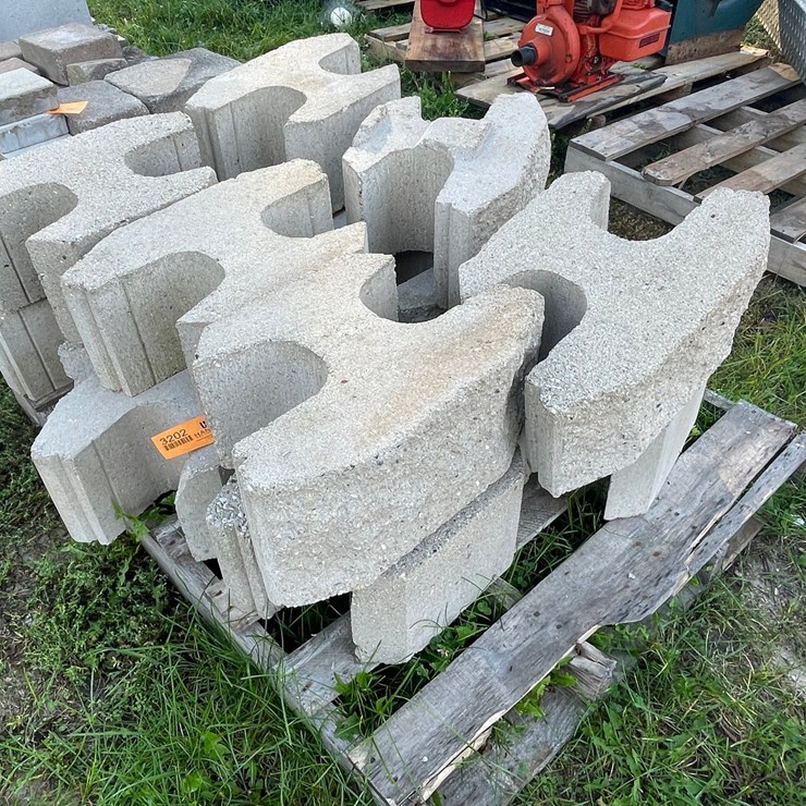 #3202 • Pallet of Interlocking Concrete Retaining Wall Blocks
