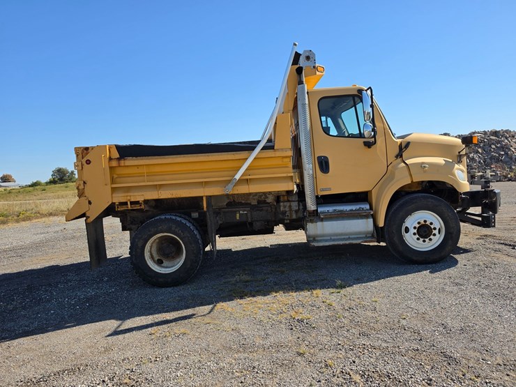 2011-freightliner-m2-106-image-16