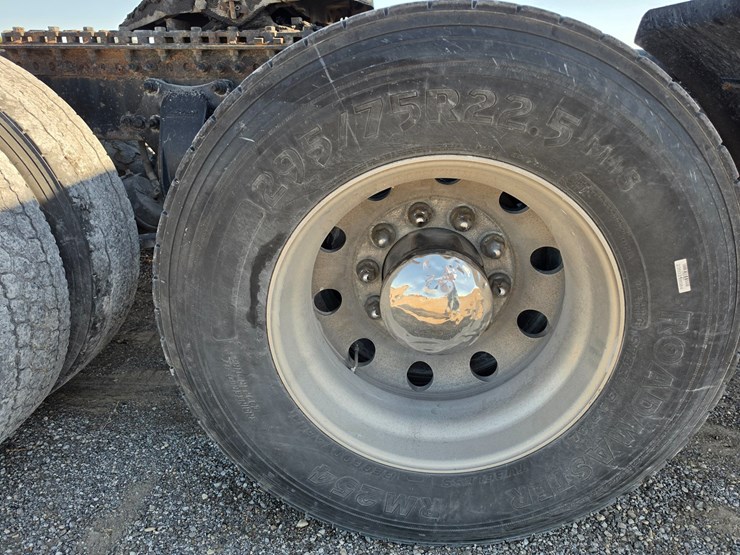 2016-freightliner-columbia-120-image-111