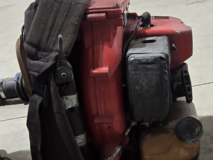 redmax-eb431-gas-powered-backpack-leaf-blower,-used-image-3