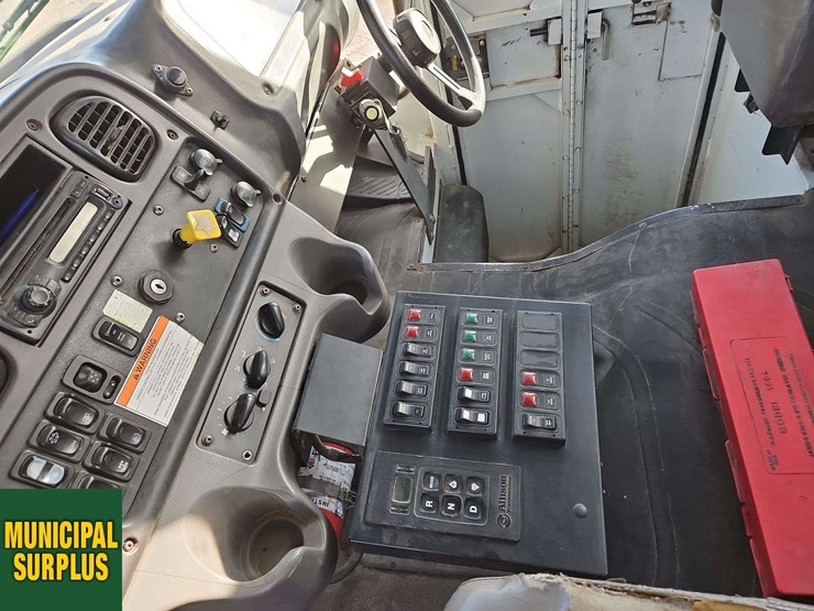 2015-freightliner-m2-106-image-30