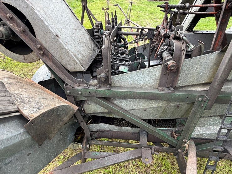 #4011-•-new-idea-corn-picker-image-9