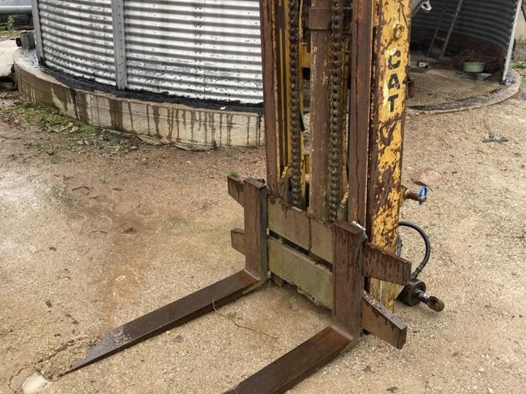 caterpillar-3-point-forklift-mast-image-1
