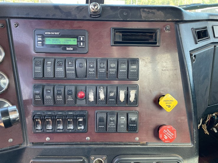 2015-western-star-4900sb-image-83