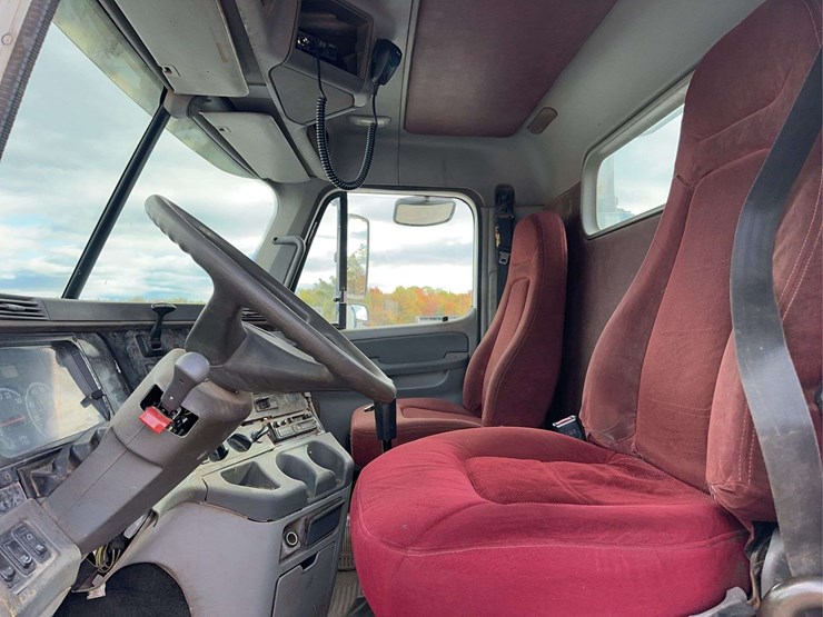 2003-freightliner-columbia-120-image-30