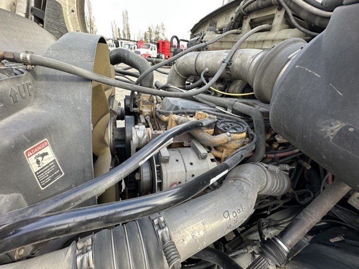 2008-sterling-l9500-image-22