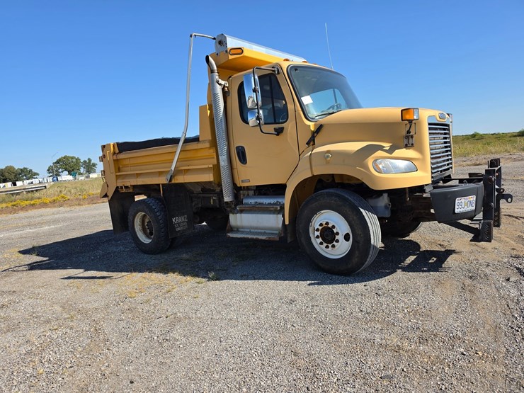 2011-freightliner-m2-106-image-18