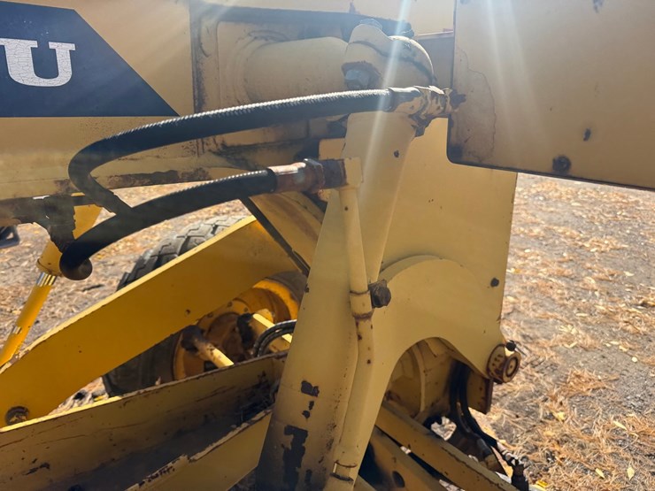 #3534-•-komatsu-gd305a-motor-grader-image-21