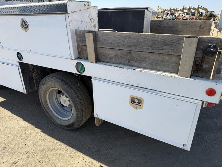 2025-chevrolet-3500-image-26