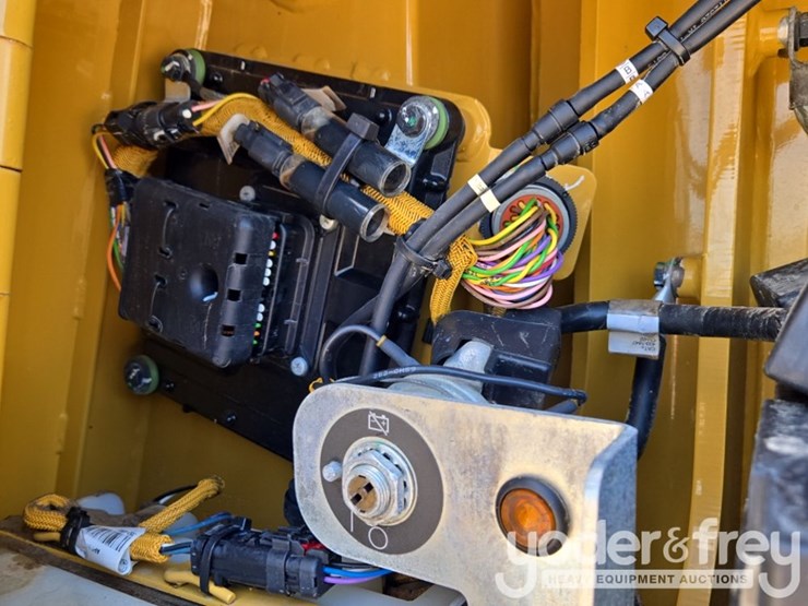 2021-caterpillar-d4-lgp-image-37