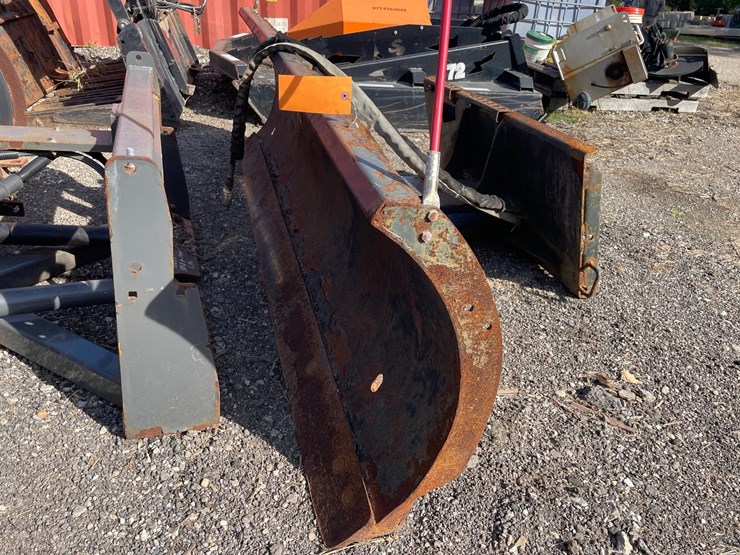 #3169-•-bobcat-universal-mount-hydraulic-angle-plow-image-2