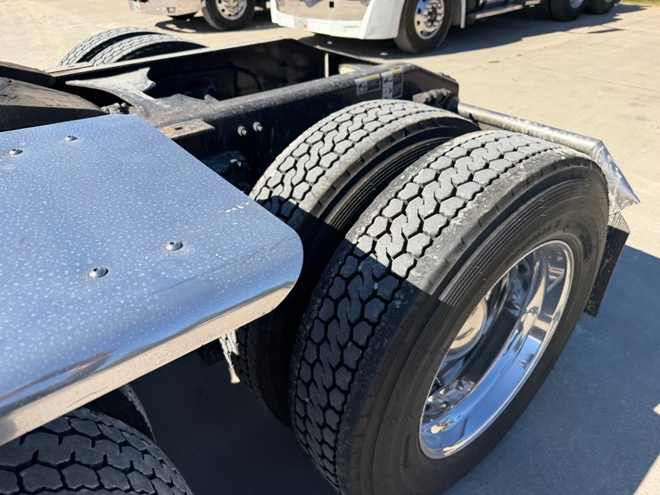 2020-peterbilt-389-image-19