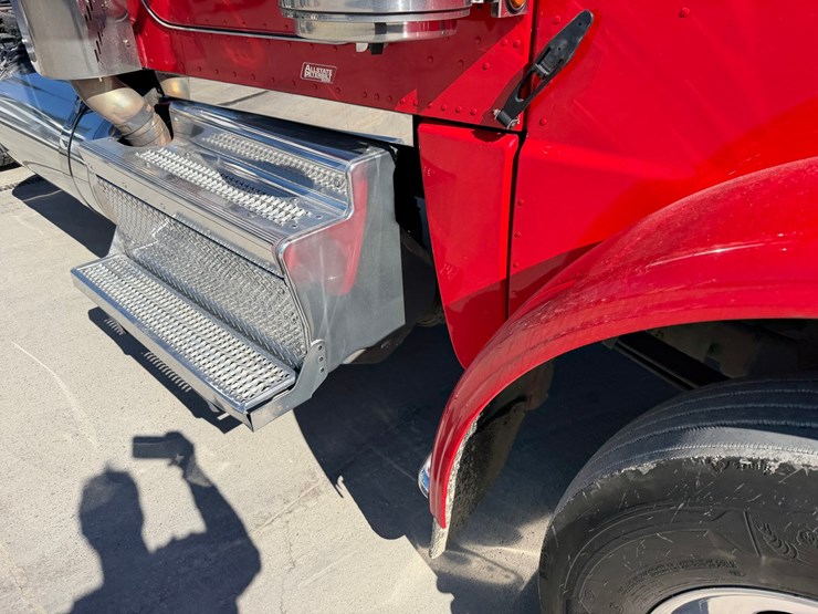 2020-peterbilt-389-image-22