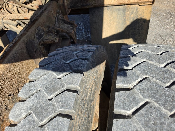 2011-freightliner-m2-106-image-93