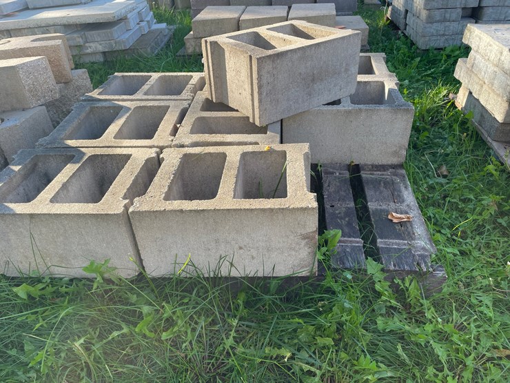 #3189-•-pallet-of-cinder-blocks-image-4