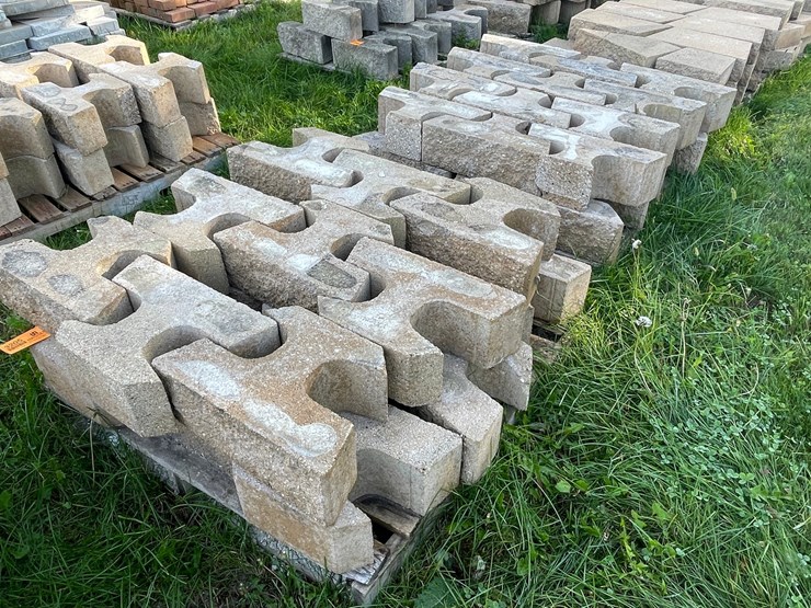 #3205-•-(2)-pallets-of-interlocking-concrete-retaining-wall-blocks-image-1