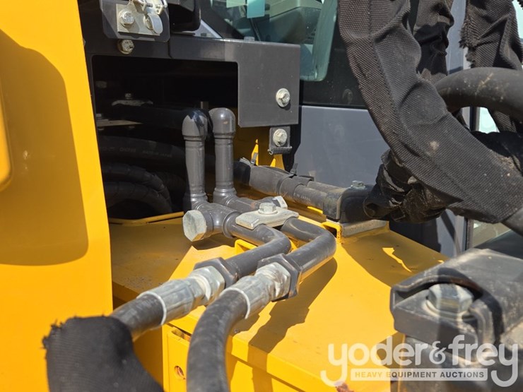 2020-deere-85g-image-34