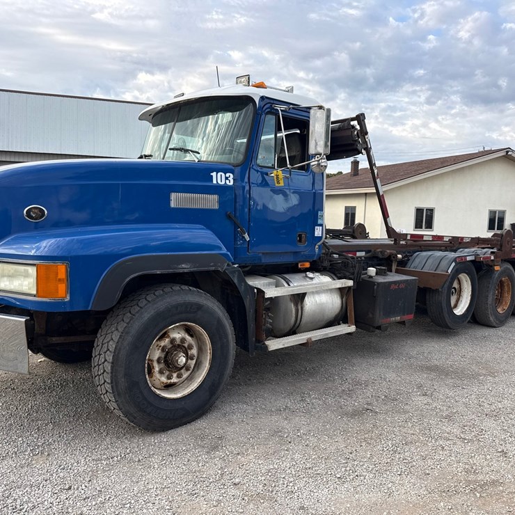 1997 MACK CL713
