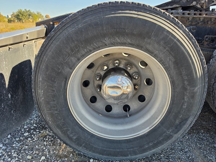2016-freightliner-columbia-120-image-112