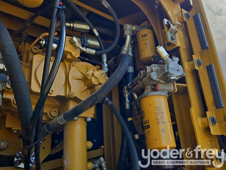 2019-caterpillar-352-image-52