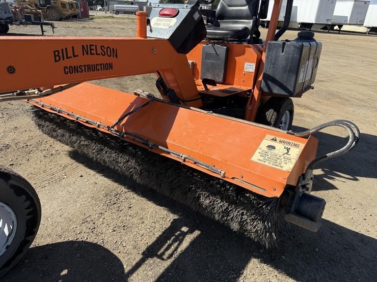 lay-mor-sm-300-3-wheel-broom-image-8