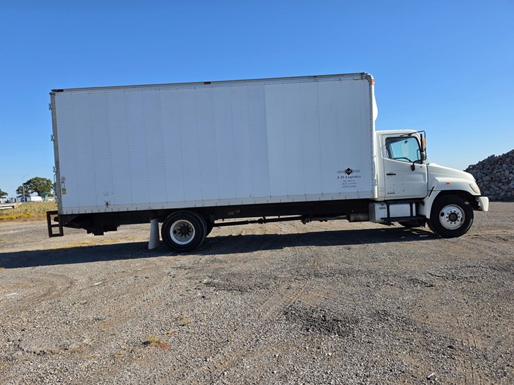 2007-hino-268-image-17