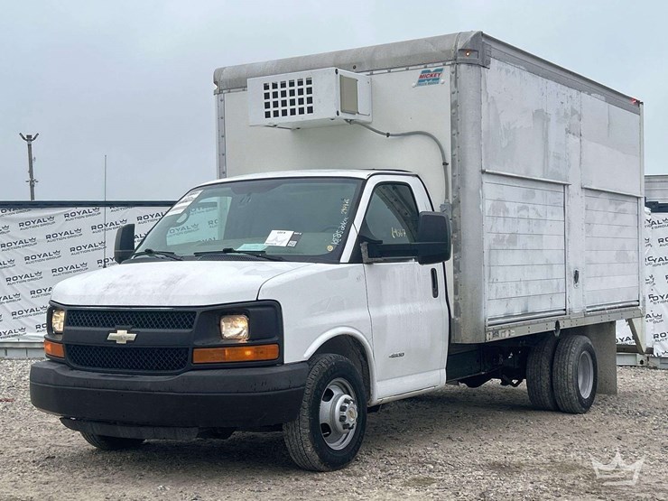 2015-chevrolet-express-4500-image-1