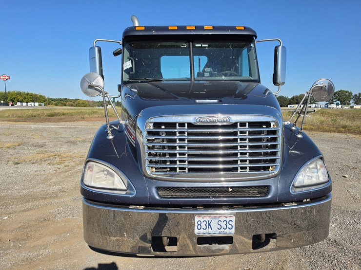 2016-freightliner-columbia-120-image-23