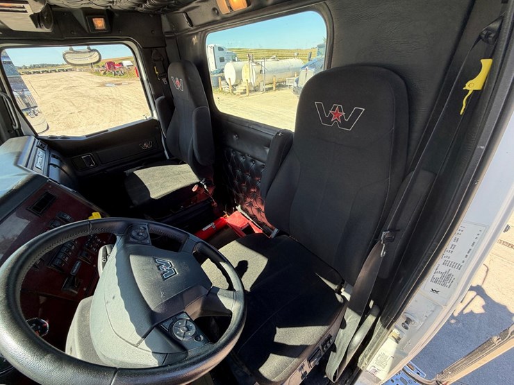 #1726-•-2019-western-star-day-cab-truck-tractor-image-44