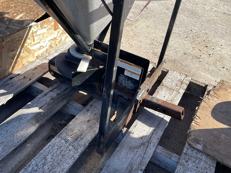 #1822-•-snow-way-hitch-mounted-salter-image-5