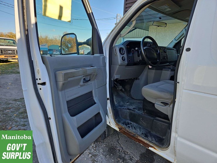 2013-ford-cargo-image-15