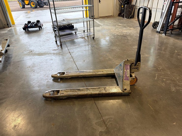 crown-pallet-jack-image-6