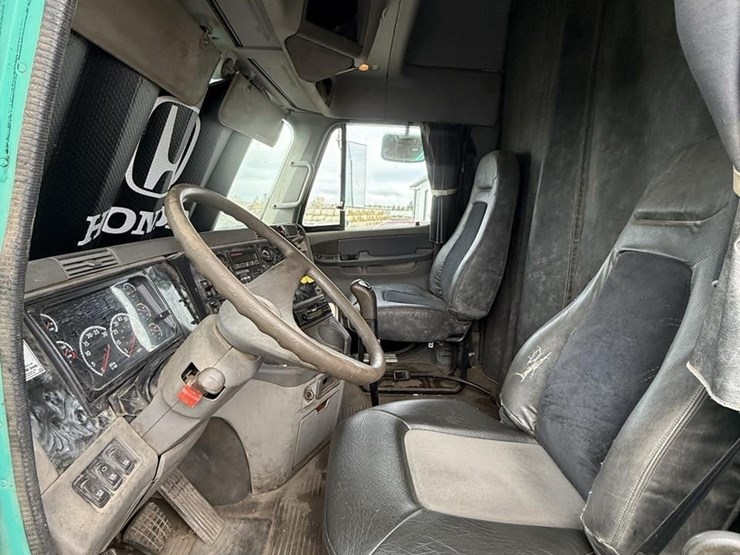 2002-freightliner-image-27